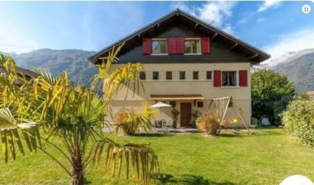 Spacious, modern chalet between lake and mountains with enclosed...