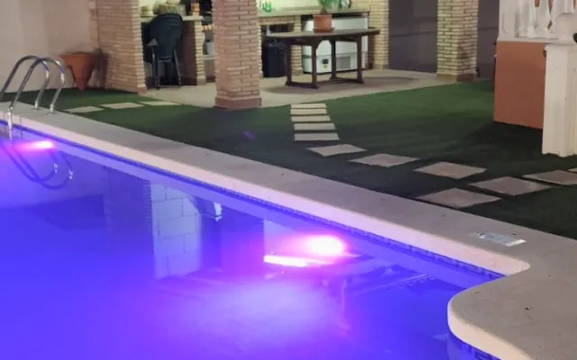 Villa indépendante avec piscine privée chauffée et spa.