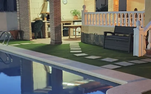 Villa indépendante avec piscine privée chauffée et spa.