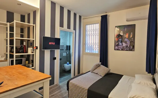 Chambre bleue éclairée par un wagon avec jardin dans le centre de...