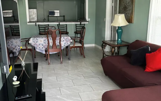 Beautiful 3BR/2BA home, walk to downtown, 5-10 min to Lido & Siesta Ke
