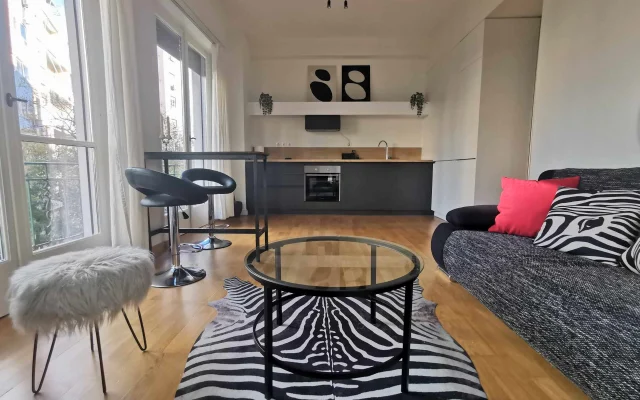 Apartamento da Sra. DeVil no centro de Atenas