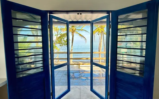 Casa en primera línea de mar, con playa semiprivada y hermosa vista.