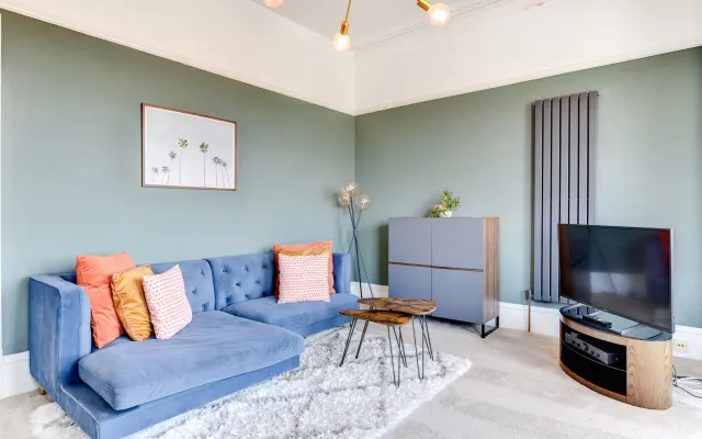 Bright room w/ workspace in spacious period apartment close to beach