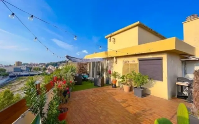 Dachgeschosswohnung im Stadtteil Pasteur in Nizza mit großer Terrasse
