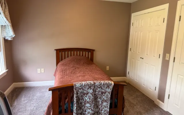 Amplio dormitorio en Passage Creek Acres