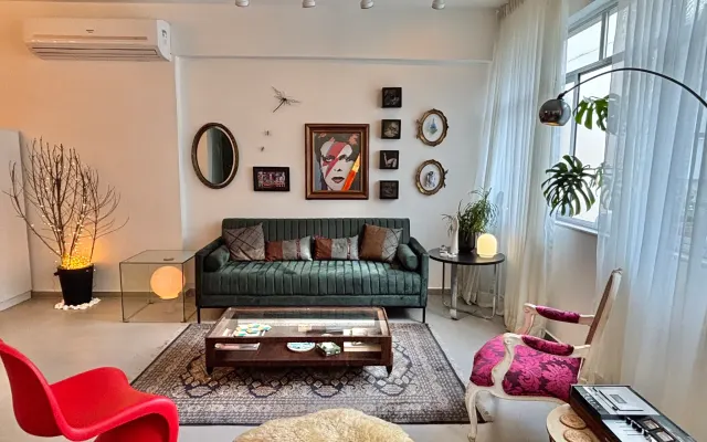 Ap des Innenarchitekten vor dem Pink Flamingo