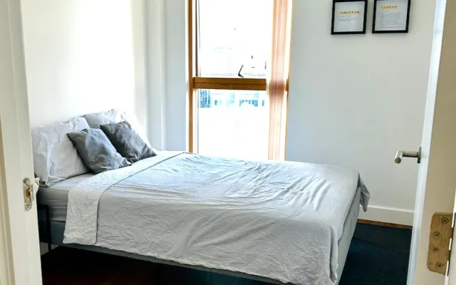 Bright Double Room with Private Bathroom in Greenwich area