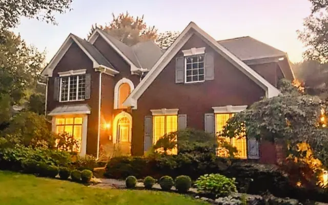Upscale digs 20 minutes from downtown Cleveland