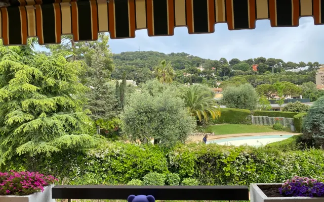 Separates Zimmer und Terrasse in einer großen Wohnung.