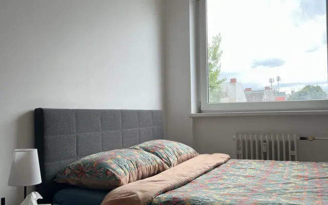 Chambre privée dans un appartement lumineux et gai - très bien...