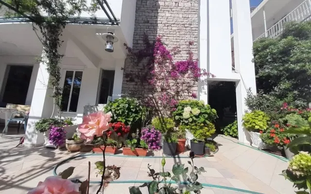 Gran villa de 3 plantas con 18 apartamentos con baño privado y zona...