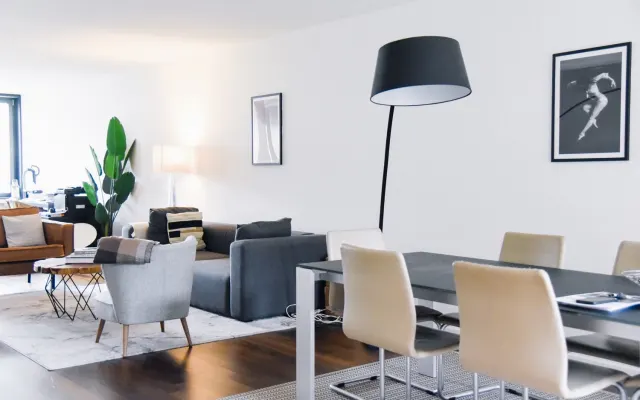 MODERNES ZIMMER MIT EIGENEM BAD – STADT