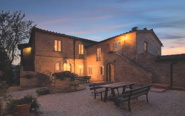 Belle situation sur une colline avec vue sur le Val d'Orcia