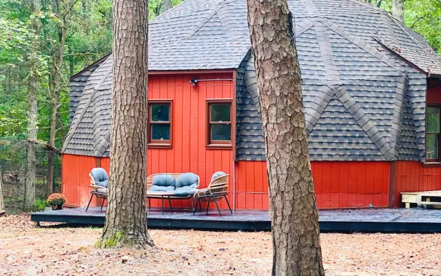 Cozy Dome Retreat on 5 Acres – Nature, Skylights & Serenity
