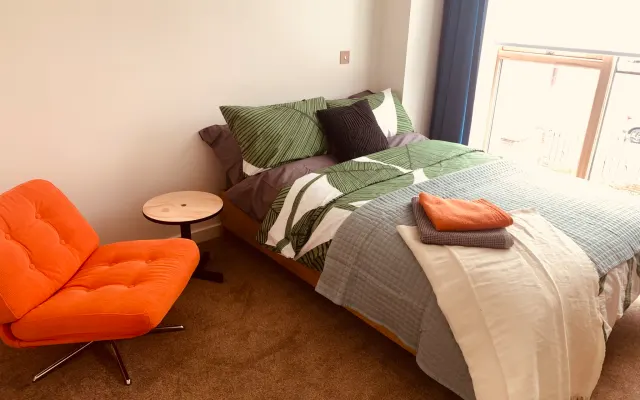 Room in quiet apartment in Leeds city centre. Everything walkable.