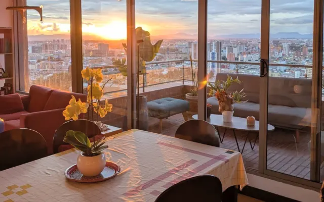 24th floor stay with coworking, pool & city views
