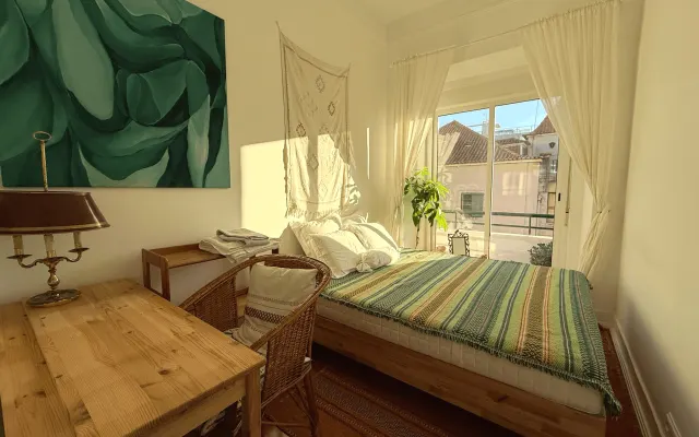 Camera con piccolo balcone, luce meravigliosa e terrazza comune!