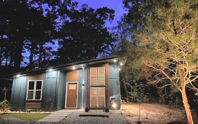 Modern island cottage between Savannah and Tybee Island.