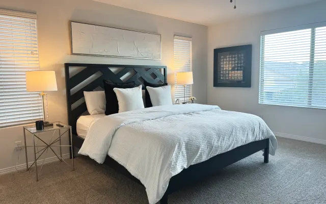 Dormitorio principal con cama de matrimonio y baño privado con bañera