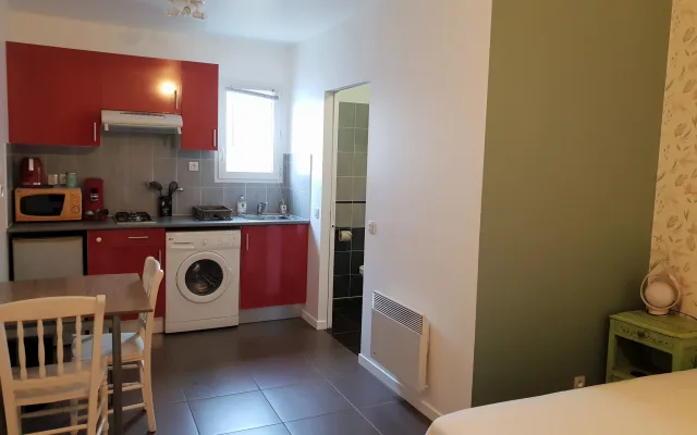 AREA INDIPENDENTE completamente attrezzata e privata con bagno e...