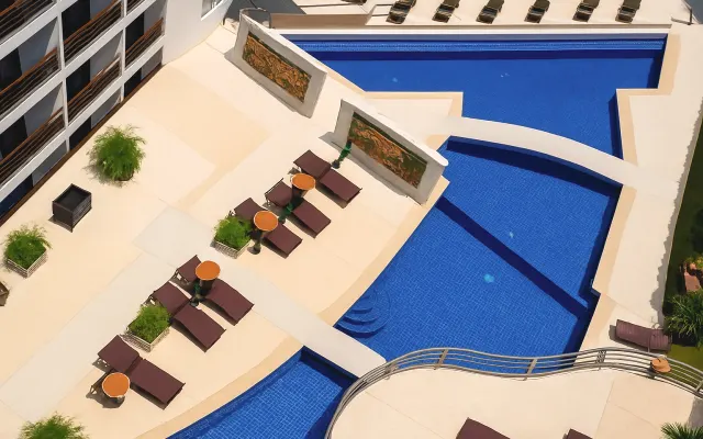 ******** Condominio con piscina y vistas a la montaña