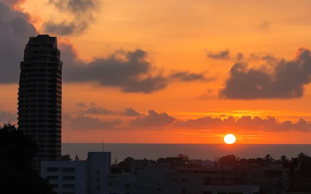 PATONG 2 BED SEAVIEW / POOLVIEW Corner Condo