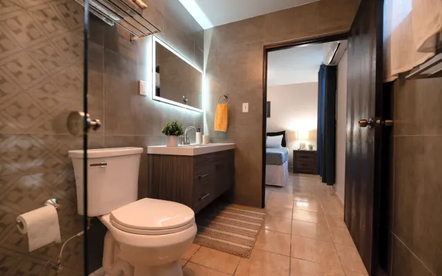 Freedom House Retreat Rm#4 ensuite bath close to San Juan