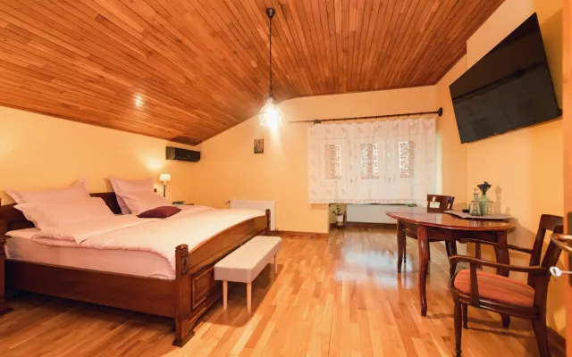 Oak Room - Warme Atmosphäre und eleganter Komfort in Brașov.