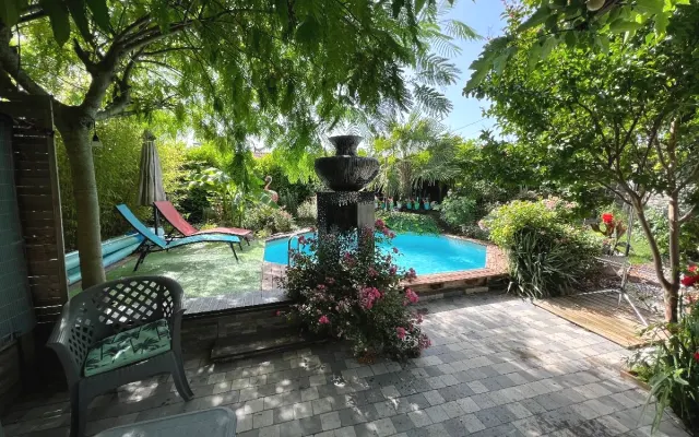 LE REPAIRE SECRET, guest rooms with sauna, spa bath and swimming pool.