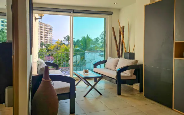 Central Place with a View – Steps from the Ocean