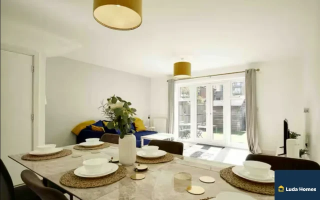 Reading Close to all amenities/Sleeps 8/w/Parking