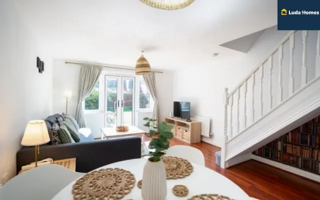 Cozy 2Bed Nr Heathrow & Windsor wParking | Sleep 6