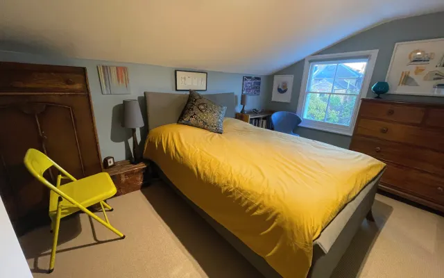 Private top floor room with private bathroom in Brixton/Herne Hill