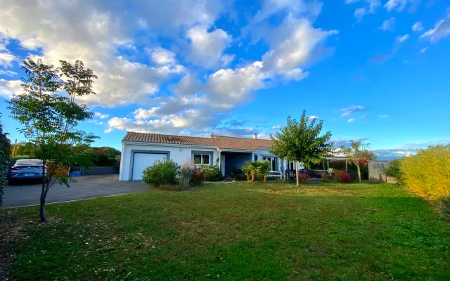 Habitación privada en casa contemporánea cerca del campo de golf y del