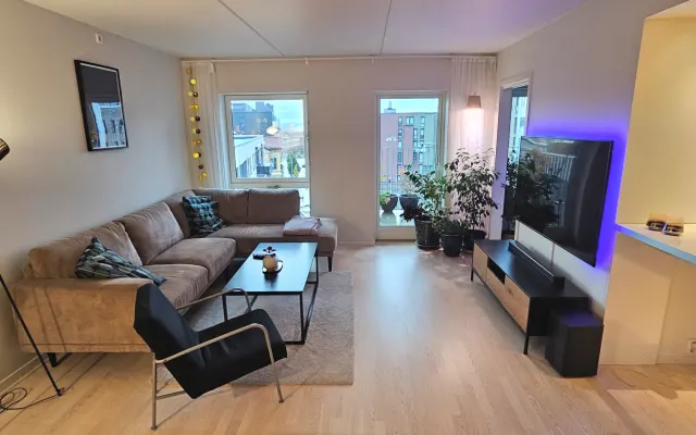 Private room im modern apartment near city center.