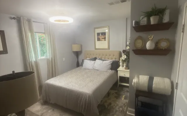 Beautiful upscale apartment in Fig Garden.