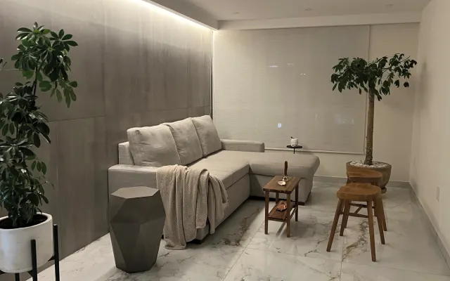 Mehrbettzimmer in minimalistischer Wohnung