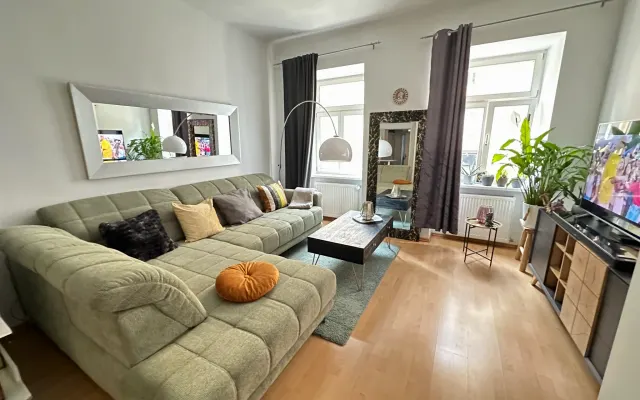 Private room for one person in a quiet, central Vienna apartment.