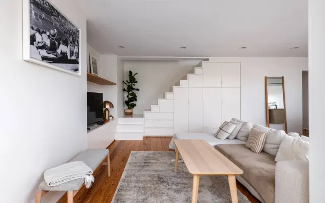 Helle, möblierte Maisonettewohnung im obersten Stockwerk mit Terrasse (