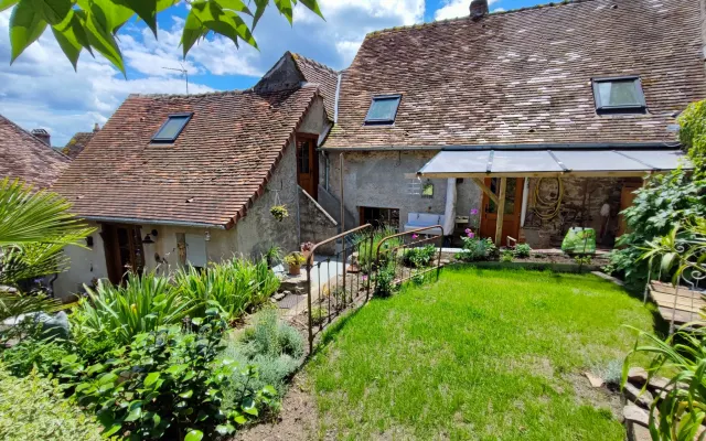 Chambre d'hôtes les petites marches in the listed village
