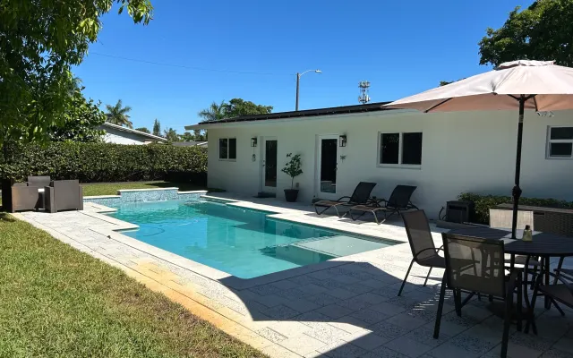 Peaceful Poolside Suites - Pineapple