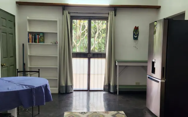 Cabaña frente a la Universidad para la Paz