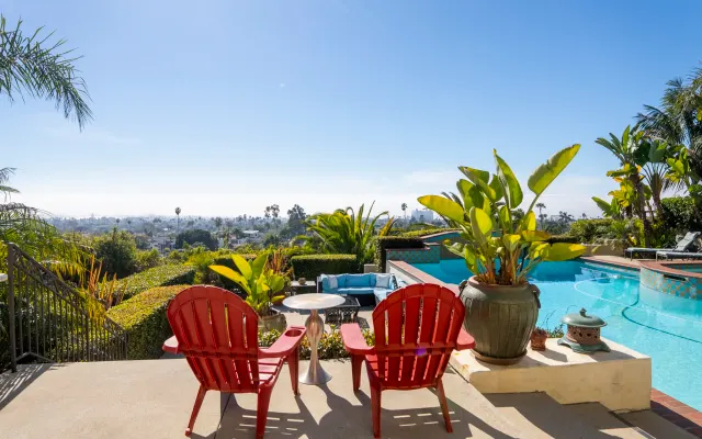 Villa espanhola de luxo com piscina, banheiras de hidromassagem e...