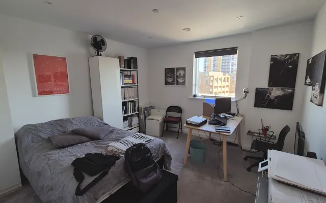 Private room in spacious flat in Stockwel, London.