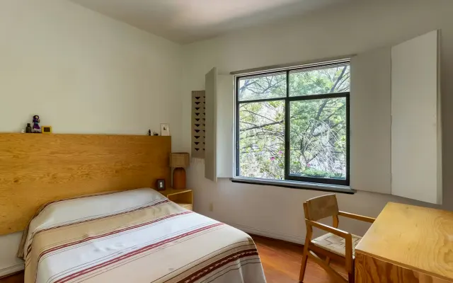 Beautiful, bright room right on the park