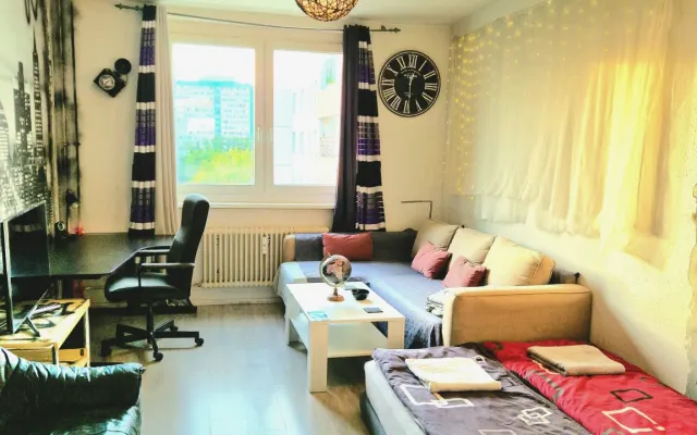 Quarto grande e moderno em apartamento partilhado a 12 minutos do...