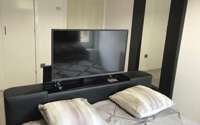 Modern room own separates bathroom near city centre close airport :)