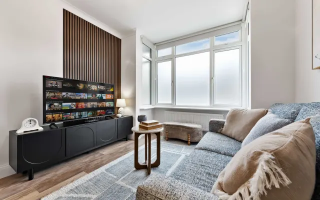 3 Beds Sleeps 4 Modern Family Flat Stylish | Wifi