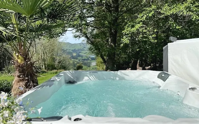 Modern Belle Vue Retreat w/ Spa, Vineyard & Hiking Trails